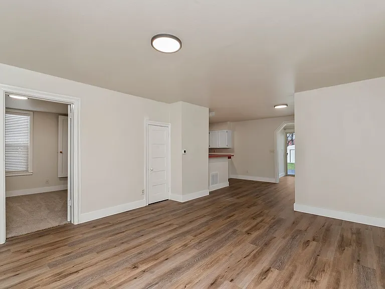 2500 W Madison Ave — Photo 9