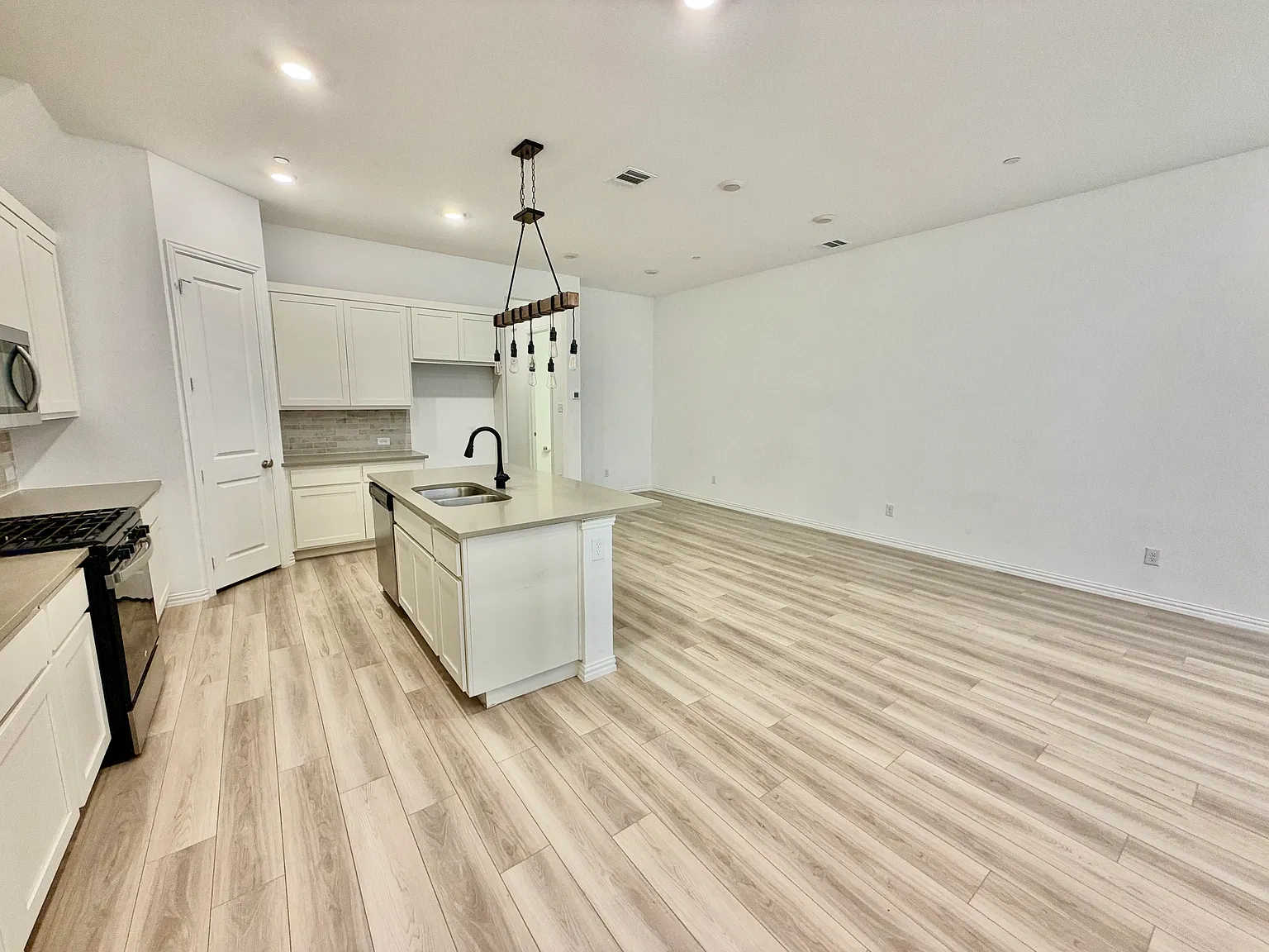 3 bed, 2.5 bath, 1950 sqft, $2,550 — Photo 3