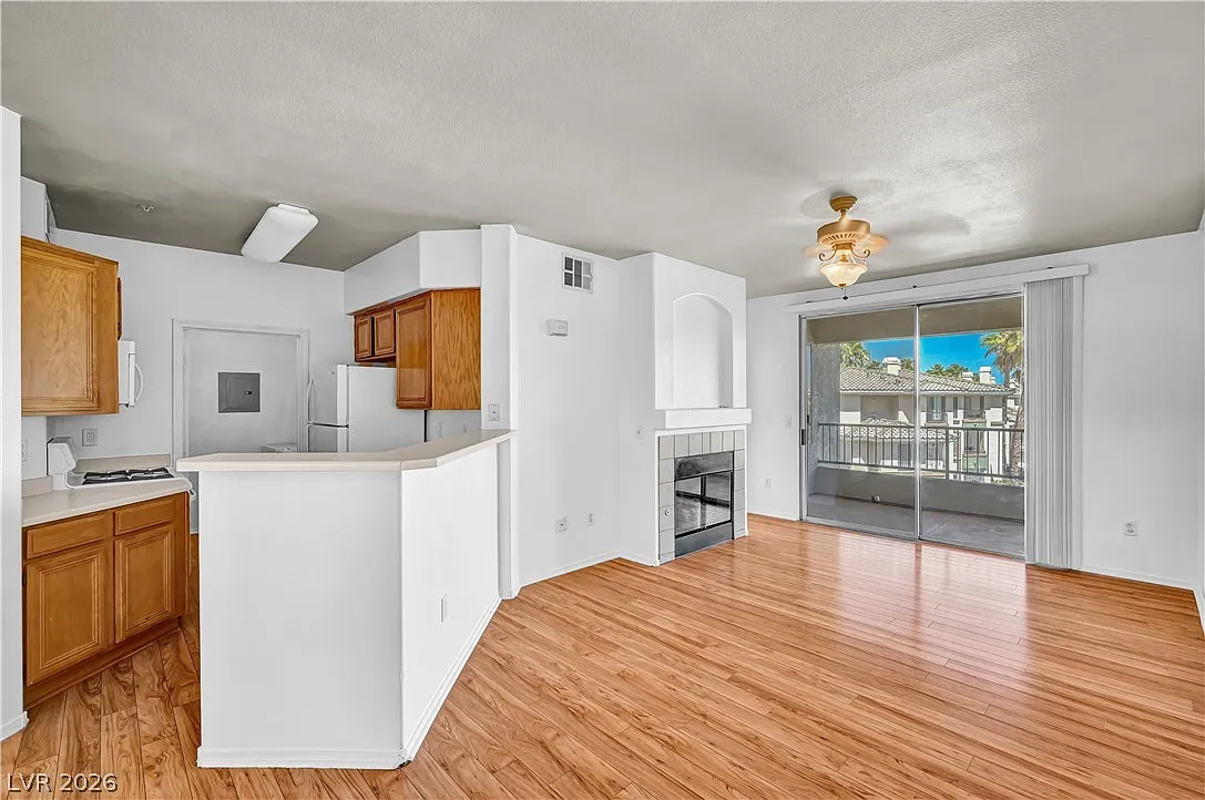 2 bed, 2.0 bath, 962 sqft, $1,375 — Photo 4