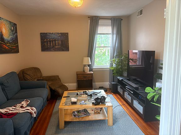 5th image of 144 Irving Ave APT B3