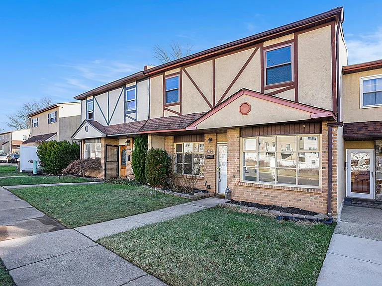 2280 Suzann Dr — Photo 2