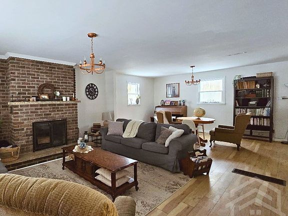 3rd image of 1015 One Concession Road Str