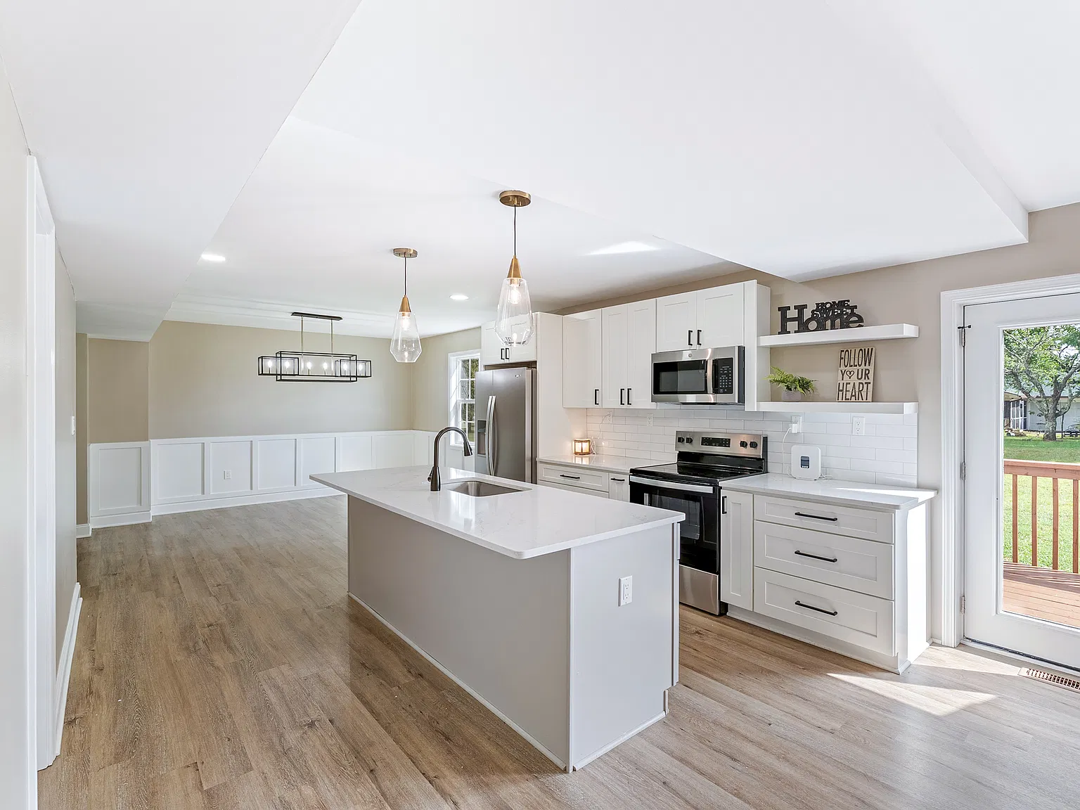 3 bed, 2026 sqft, $2,395 — Photo 3