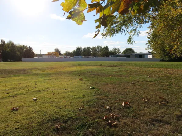39 Millwell Dr, Maryland Heights, MO 63043