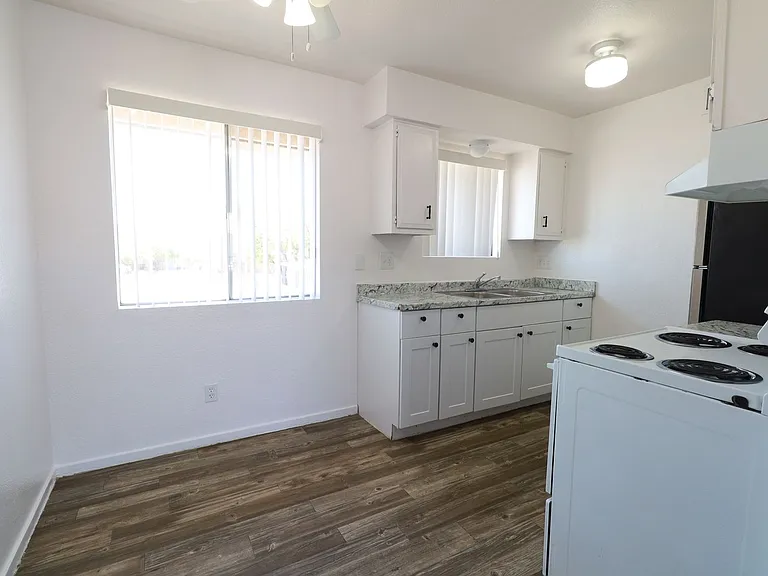 1620 N Beverly Ave #10 — Photo 5