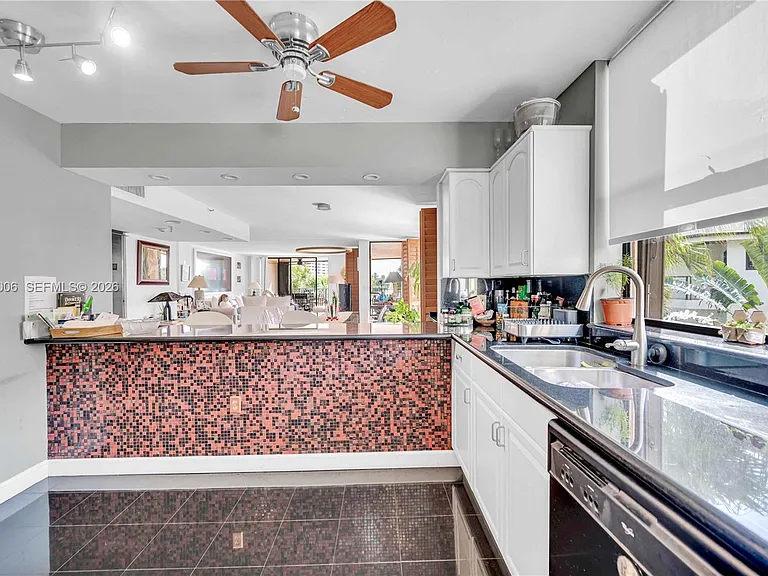 1700 S Bayshore Ln #3B — Photo 17