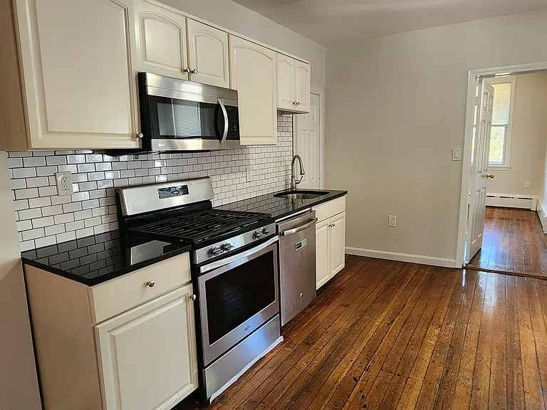 191 Maverick St #2R — Photo 2