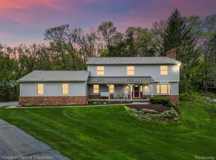 9073 Softwater Woods Dr, Clarkston, MI 48348