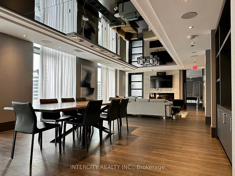 297 College St #820 — Photo 3
