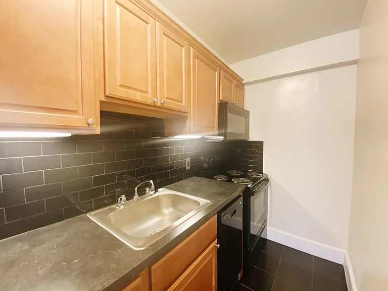 Lowell Apartments — Photo 25