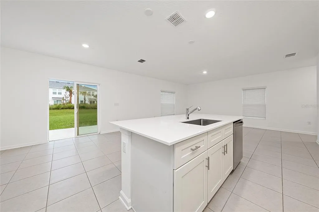 4 bed, 2.5 bath, 1881 sqft, $2,300 — Photo 4