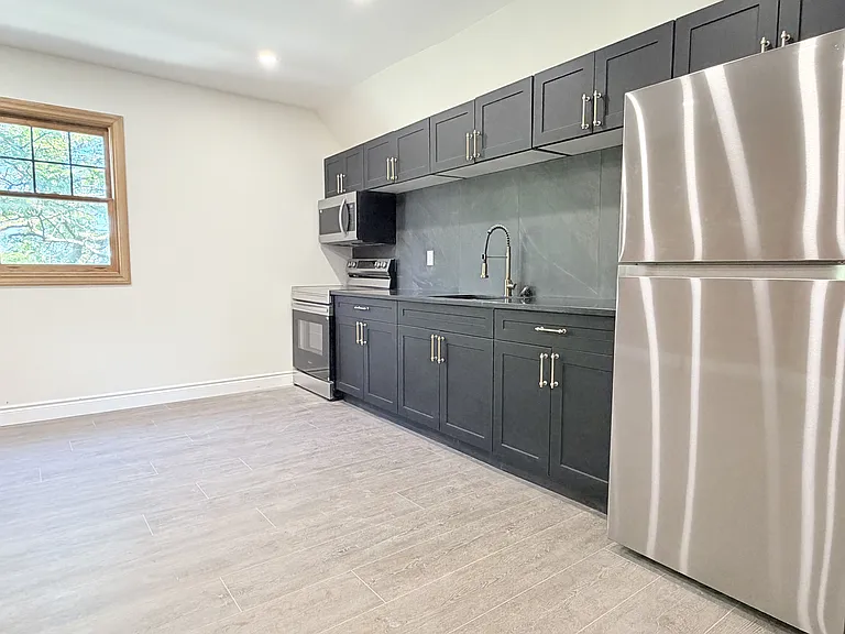 691 Ouellette Ave #8 — Photo 6