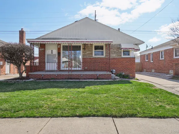 29720 Taylor St, Saint Clair Shores, MI 48082