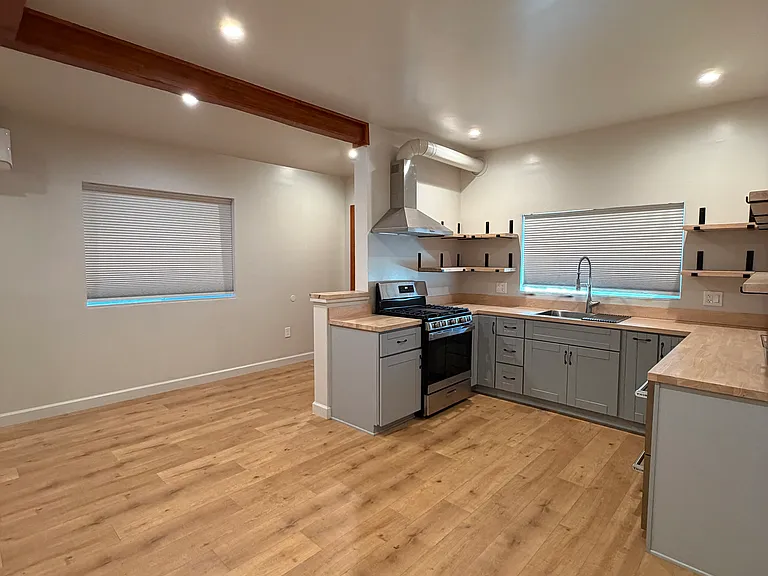 1904 Julian Ave — Photo 3