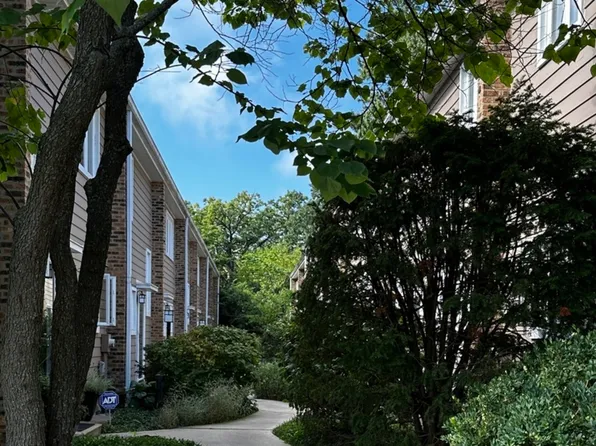 315 Hawthorn Ave APT E, Glencoe, IL 60022