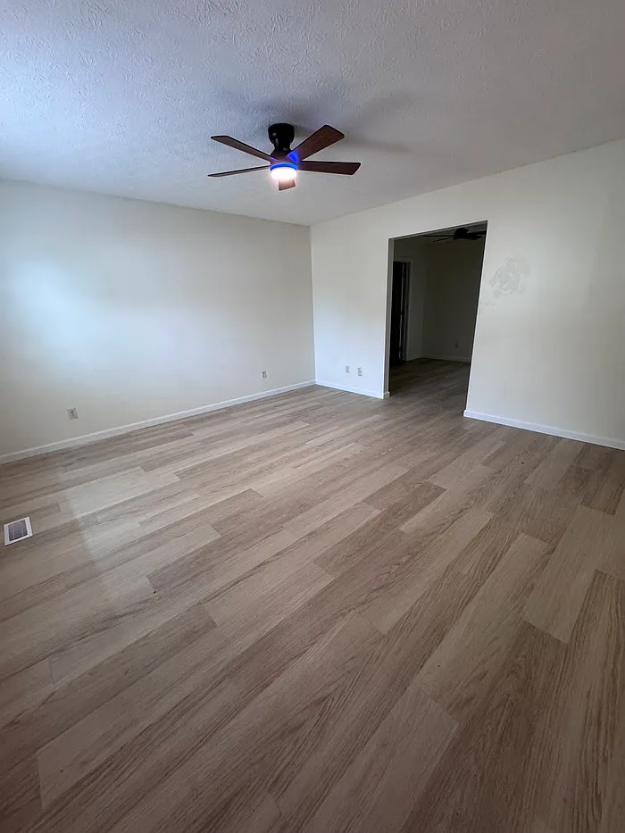 3 bed, 1.0 bath, 936 sqft, $1,250 — Photo 3