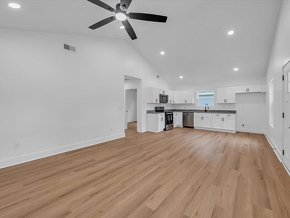 5th image of 900 E Decherd St