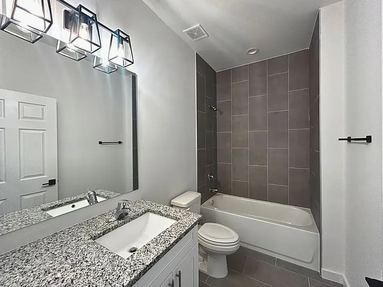 312-314 Harold Ave S — Photo 8