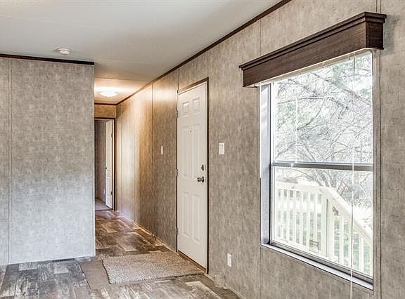 3rd image of 810 Crow Ct