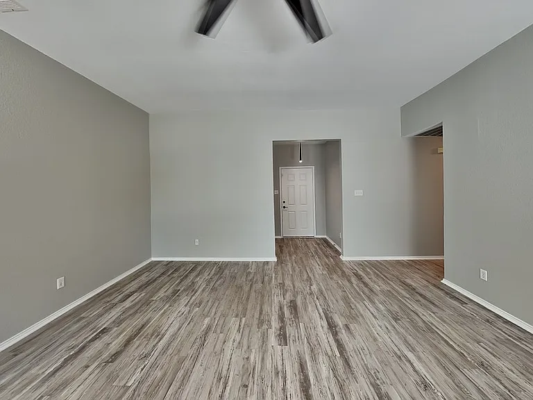 516 E Oak St — Photo 3