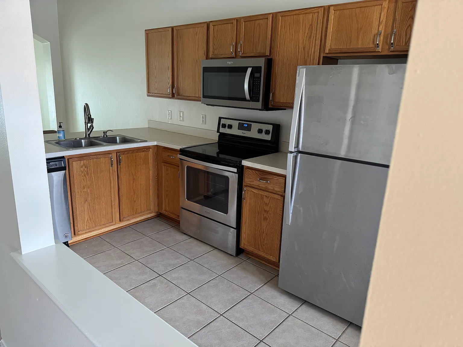 2 bed, 1008 sqft, $1,600 — Photo 3