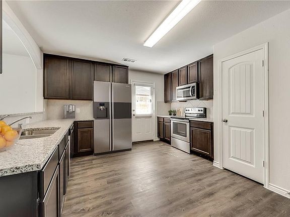 5th image of 1704 Blue Jay Dr