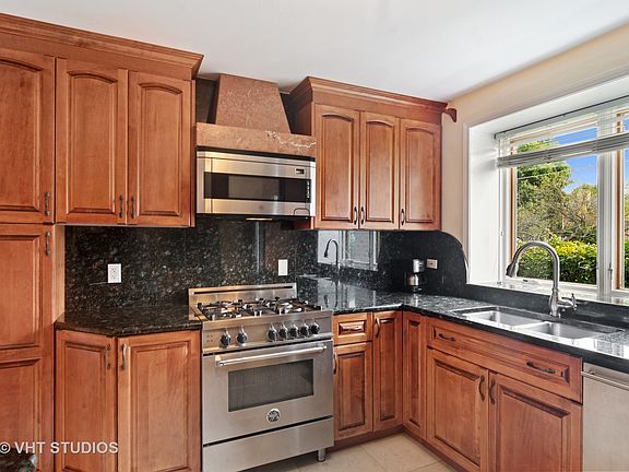 5th image of 1710 W Oakton St