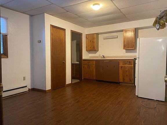 Efficiency apartment (1 room plus bath)