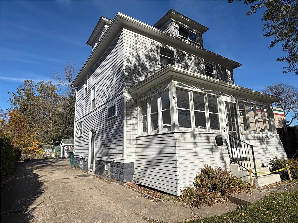 3 bed, 1.5 bath, 1247 sqft, $2,200 — Photo 3