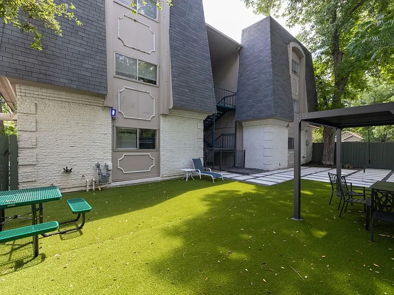 108 Place Apartments — Photo 6