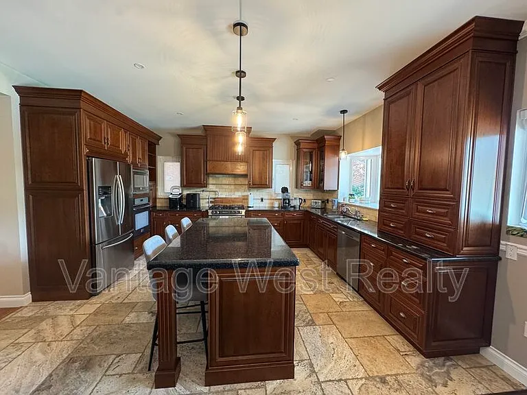 1556 Pritchard Dr — Photo 3