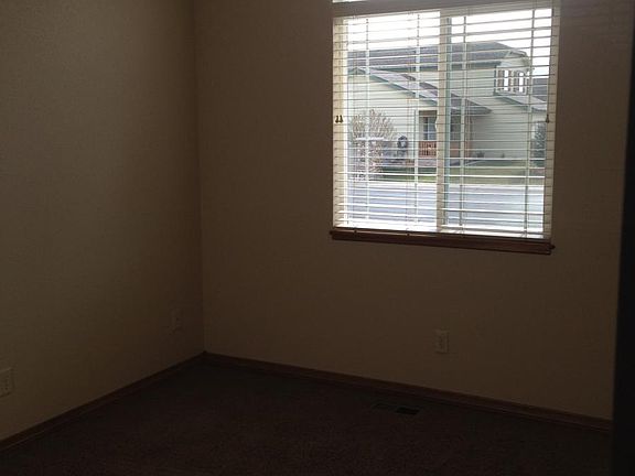 middle front bedroom