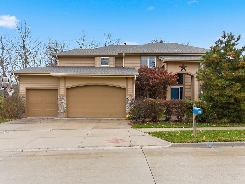 1st image of 205 Parkwild Dr