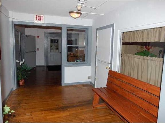 4th image of 404 S Oak St