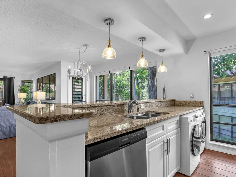 632 Brackenwood Cv — Photo 8