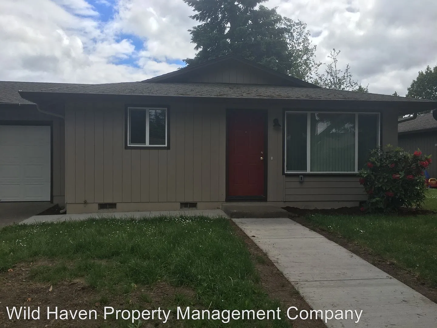 114 NE Kingwood Dr photo 1