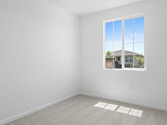 5th image of 1083 Camomile Drive