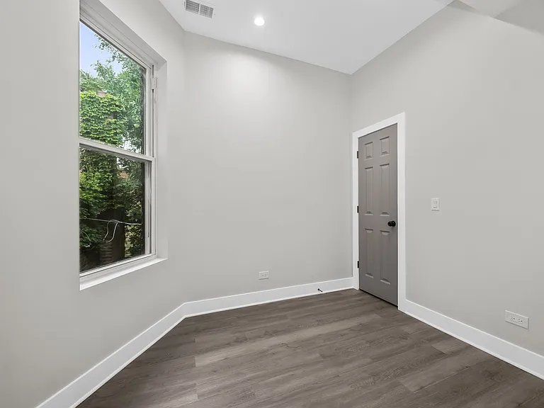 6547 S Saint Lawrence Ave — Photo 8