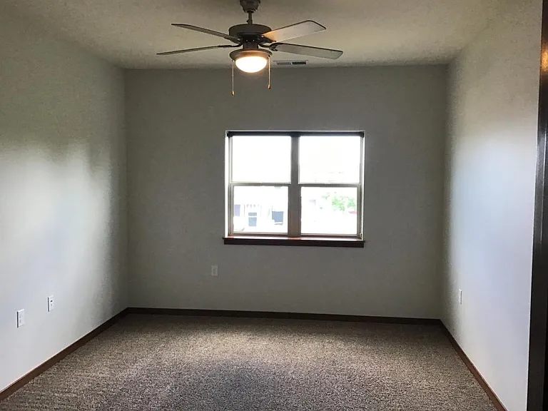 128 E Wisconsin St — Photo 13