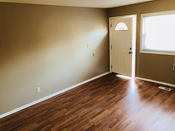 2nd image of 810 Fairlawn Ct