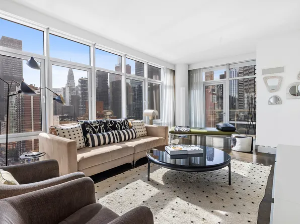 310 East 53rd Street image 3 of 18