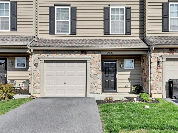 2027 Crown Mill Dr, Mohrsville, PA 19541