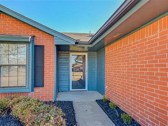 3rd image of 805 Peppertree Ct