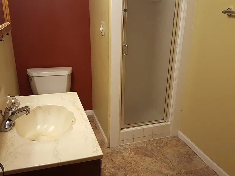 Bathroom (basement)