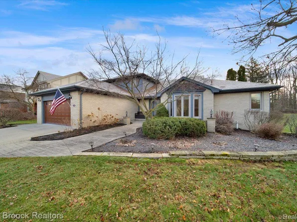 190 Stonetree Cir, Rochester Hills, MI 48309