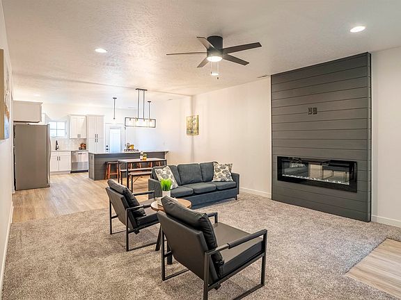 4th image of 702 17th St SE Unit 2