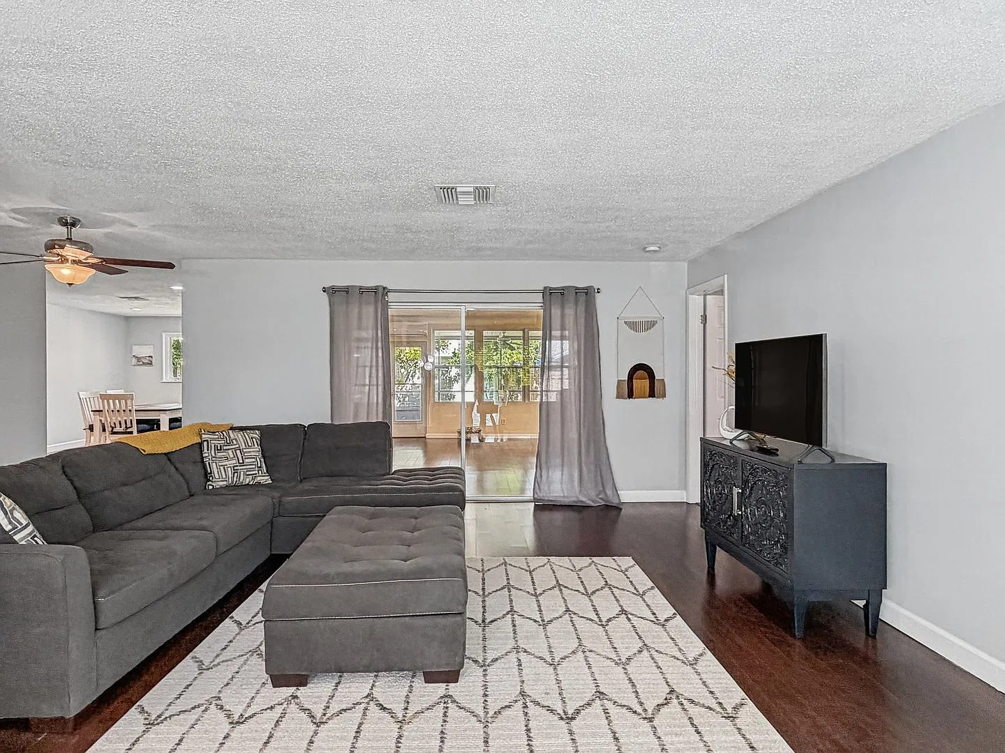 Your Next Home in Tarpon Springs Recently Updated & Large Outdoor Space! 3bed |2bath — Photo 4