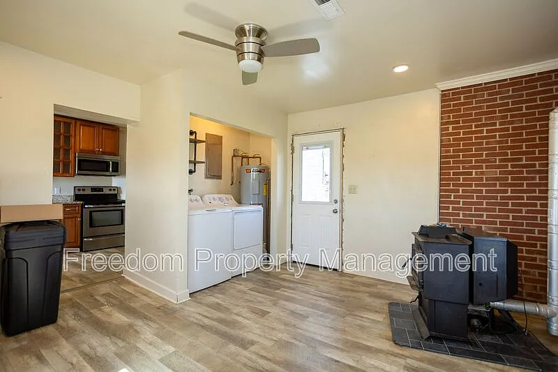 2 bed, 1.0 bath, 882 sqft, $1,900 — Photo 4