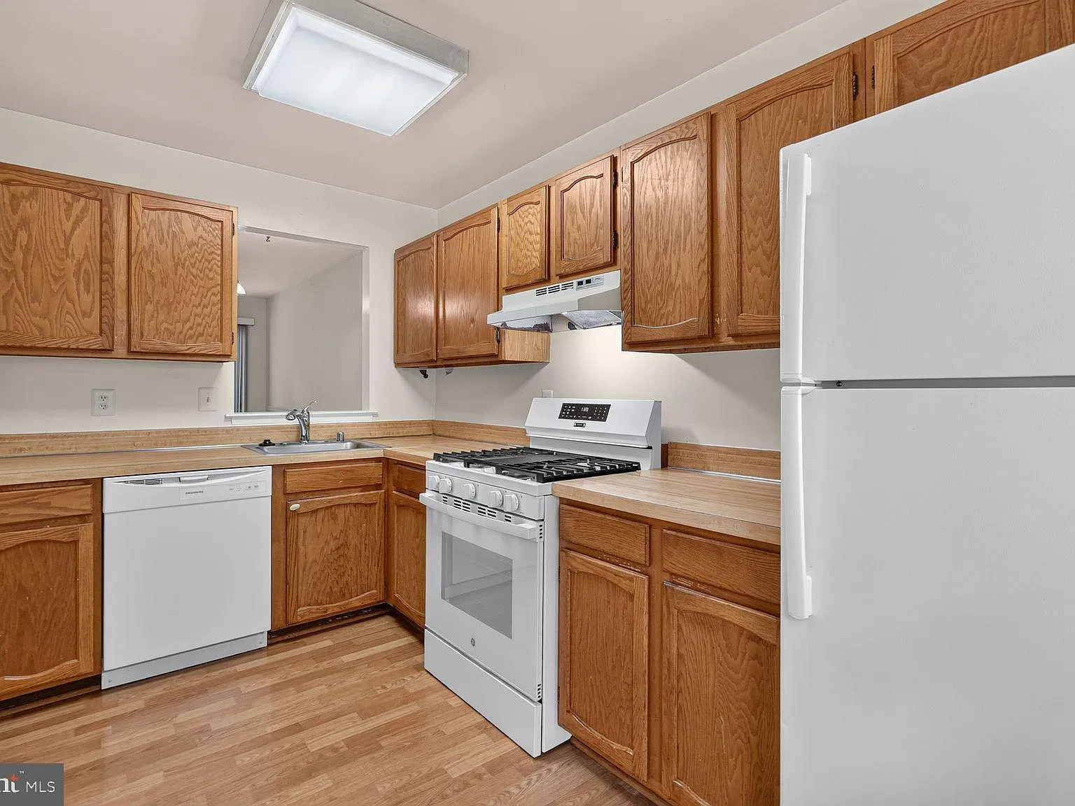 3 bed, 1.5 bath, 1834 sqft, $2,100 — Photo 4