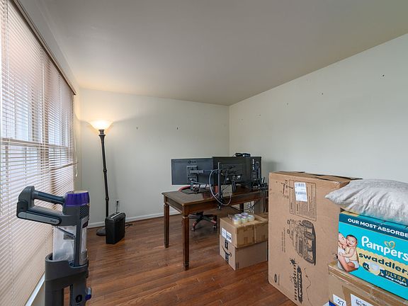 3rd image of 727 Macphail Ct S
